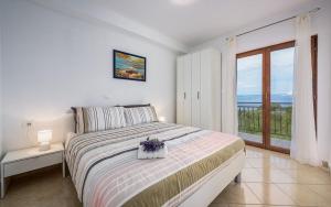 Postel nebo postele na pokoji v ubytování Apartments Drenje