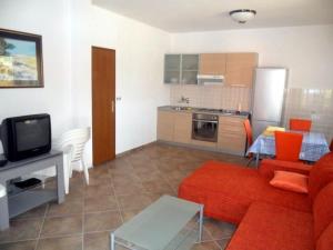 Zdjęcie z galerii obiektu Studio Apartment in Palit with Sea View, Terrace, Wi-Fi (4606-1) w mieście Mundanije +15 zdjęć