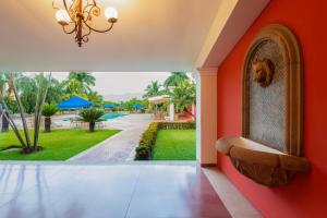 a room with a view of a pool and a bench at Hotel Santa Maria de Comayagua in Comayagua