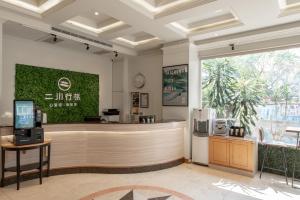 un restaurante con una barra y una gran ventana en 二川行旅 - HiRiver Hotel en Taichung