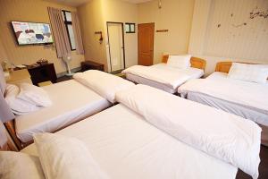 En eller flere senger på et rom på Zhongshan Hostel