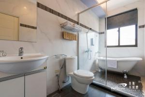 Un baño con inodoro, lavabo y ducha. en 法蘿拉民宿 近東大門夜市住宿 附車位, en Hualien City