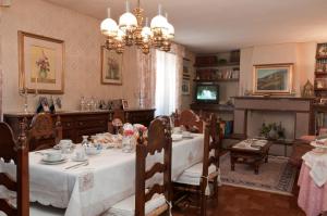 Un restaurante o sitio para comer en Bed&Breakfast Chiara