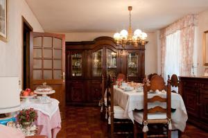 comedor con mesa y lámpara de araña en Bed&Breakfast Chiara, en Olbia