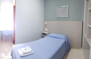A bed or beds in a room at Hostal Soto