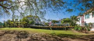 un parc en face d'un bâtiment dans l'établissement Hotel Parotas Manzanillo, à Manzanillo