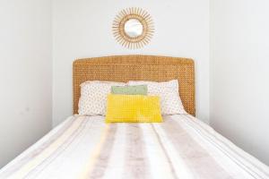 1 cama con 2 almohadas y espejo en la pared en Kololia Living by Casago Kona - Your Private, Hawaiin Home with Pool, en Kailua-Kona 22 fotos más