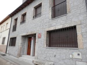 un edificio con una puerta a un lado en Casa Rural El Dolmen, en Bernúy-Salinero
