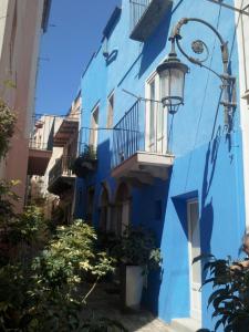 un edificio azul con una luz de la calle delante de él en Morfeo33, en Lipari
