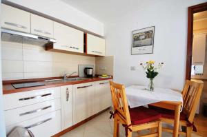 Dapur atau dapur kecil di Apartments Mina