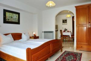 - une chambre avec un grand lit et une salle à manger dans l'établissement Apartments Mina, à Poreč