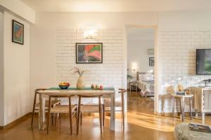 TV a/nebo společenská místnost v ubytování La Mer Apartments - 10 mins Drive to Candolim Beach - 20 mins from Panjim