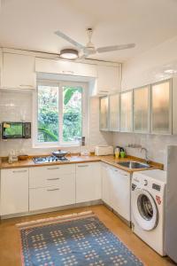 Kuchyň nebo kuchyňský kout v ubytování La Mer Apartments - 10 mins Drive to Candolim Beach - 20 mins from Panjim