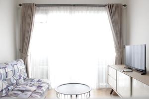 Televisyen dan/atau pusat hiburan di Deluxe & Cozy 3BR at Gateway Pasteur Apartment By Travelio