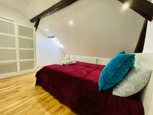 Postel nebo postele na pokoji v ubytování Violet Apartment by Alex Rafael