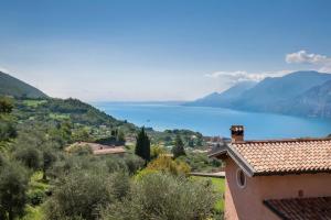 widok na jezioro z domu w obiekcie Casale San Michele w mieście Malcesine