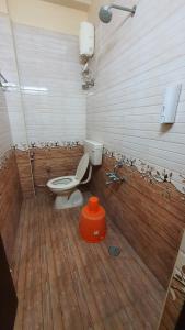 y baño con aseo en el suelo de madera. en S4 Residency, en Chennai 33 fotos más