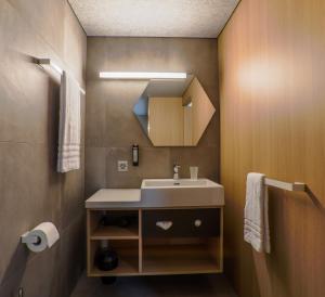 Kamar mandi di The Lab Hotel & Apartments