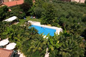 Bazén v ubytování Hotel 4 Stagioni Sensus Spa nebo v jeho okolí
