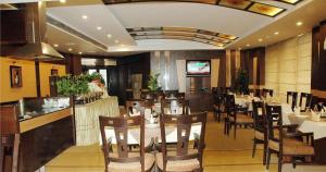 Hotel The Pearl Industrial Area Phase-2 레스토랑 또는 맛집