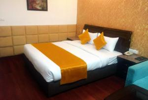 Ein Bett oder Betten in einem Zimmer der Unterkunft Hotel The Pearl Industrial Area Phase-2
