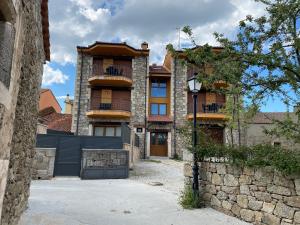 an apartment building with a gate in front of it at Mirasierra II Y III in Navarredonda de Gredos