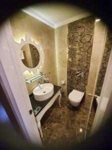 een badkamer met een wastafel en een toilet bij Kaleiçi Ozkavak Hotel in Antalya