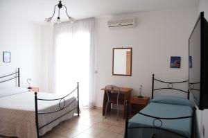 1 dormitorio con 2 camas y ventana en Fragolina B&B, en Furci Siculo