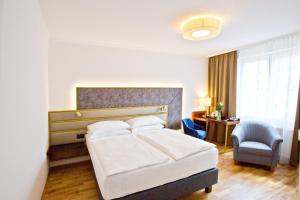 una camera da letto con un letto, una scrivania e una sedia di Hotel Secession an der Oper a Vienna