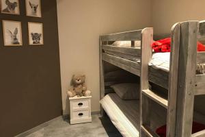 Zimmer mit 2 Etagenbetten und einem Teddybär in der Unterkunft apartment (80m2) 3 bedrooms (up to 8 pers) town centre Menton in Menton