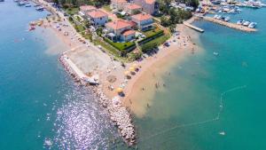 eine Luftaufnahme eines Strandes mit Menschen im Wasser in der Unterkunft Apartment Eve in Klimno