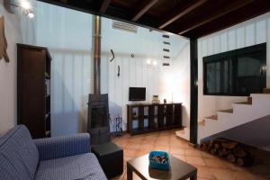a living room with a couch and a tv at La Mina Rural Casas con encanto in La Isabel