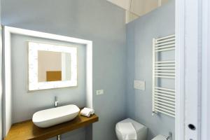 A bathroom at Viasarnelli72