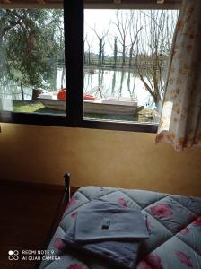 Łóżko lub łóżka w pokoju w obiekcie La Casetta Sul Lago B&B