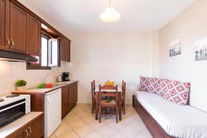 Kuchyň nebo kuchyňský kout v ubytování Lemon Tree Corfu Apartments by Konnect