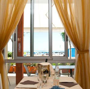 A restaurant or other place to eat at Hotel Ideale Mare