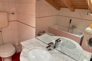 Ein Badezimmer in der Unterkunft Appartamento 2 camere con soppalco a vista a Fai della Paganella