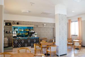 The lounge or bar area at Hotel Ideale Mare
