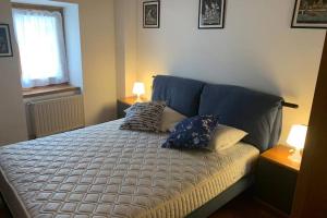 Ein Bett oder Betten in einem Zimmer der Unterkunft Appartamento 2 camere con soppalco a vista a Fai della Paganella
