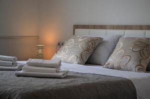 Ένα ή περισσότερα κρεβάτια σε δωμάτιο στο Apartman Lujko Plitvice