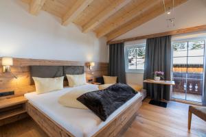 En eller flere senge i et værelse på Hotel Bergmahd