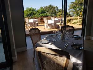 einen Esstisch mit Weingläsern auf der Terrasse in der Unterkunft Endless Horizons Boutique Hotel in Durban