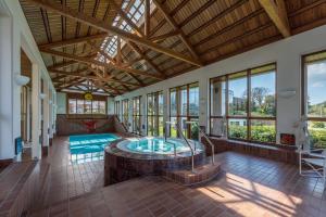 bañera de hidromasaje cubierta en una habitación con ventanas en LILIENBERG, en Ermatingen