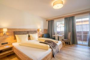 سرير أو أسرّة في غرفة في Hotel Bergmahd