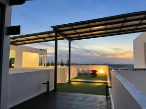 widok z balkonu domu w obiekcie Sky Cafe Penthouse Suite by myProStay w mieście Alor Setar