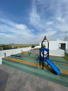 Ο χώρος παιχνιδιού για παιδιά στο Sky Cafe Penthouse Suite by myProStay