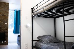 - une chambre avec des lits superposés dans l'établissement Le Cosy Babylone, à La Grande Motte