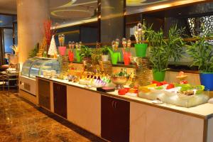una línea de buffet en un restaurante con comida. en Crowne Plaza Yichang, an IHG Hotel, en Yichang