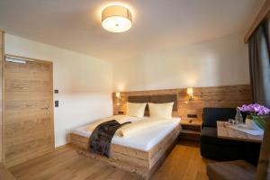 سرير أو أسرّة في غرفة في Hotel Bergmahd