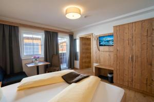 A television and/or entertainment centre at Hotel Bergmahd